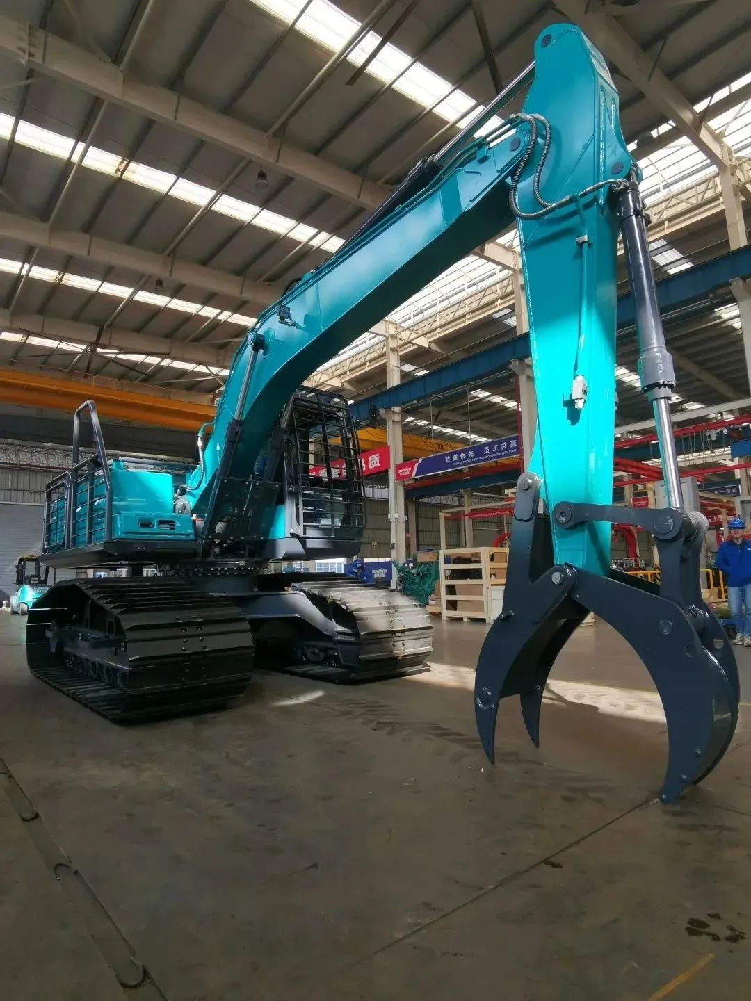 翻山越岭，称霸“武林”！开云官方注册-开云(中国)
智能首款中型林业挖掘机成功下线