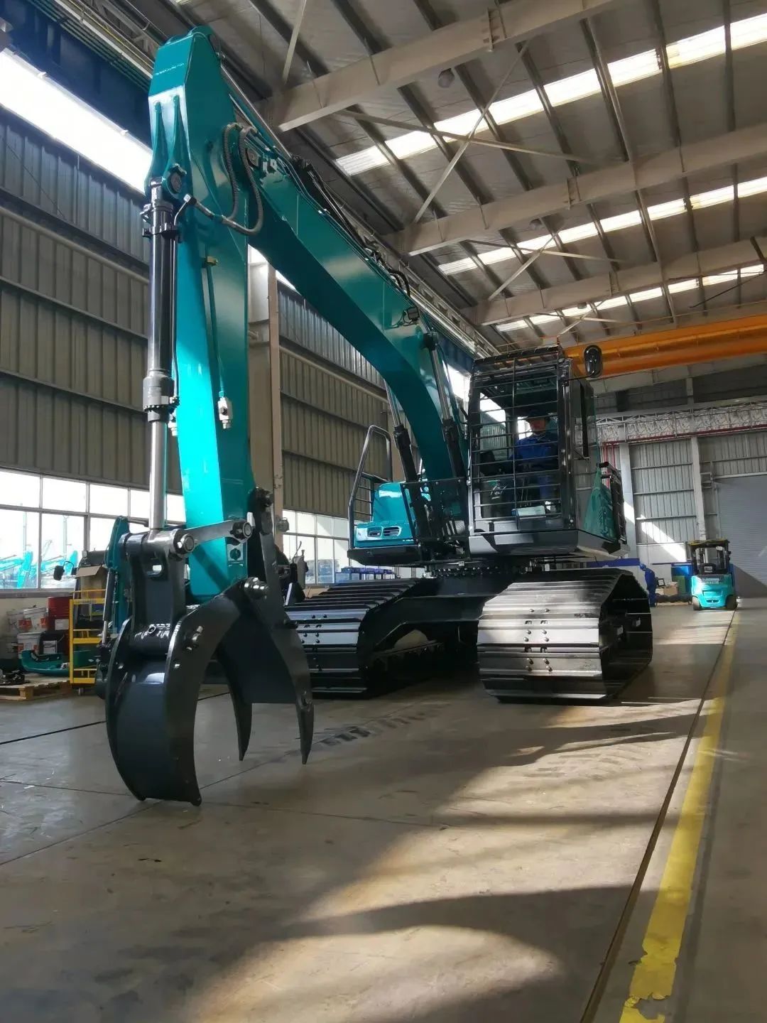 翻山越岭，称霸“武林”！开云官方注册-开云(中国)
智能首款中型林业挖掘机成功下线