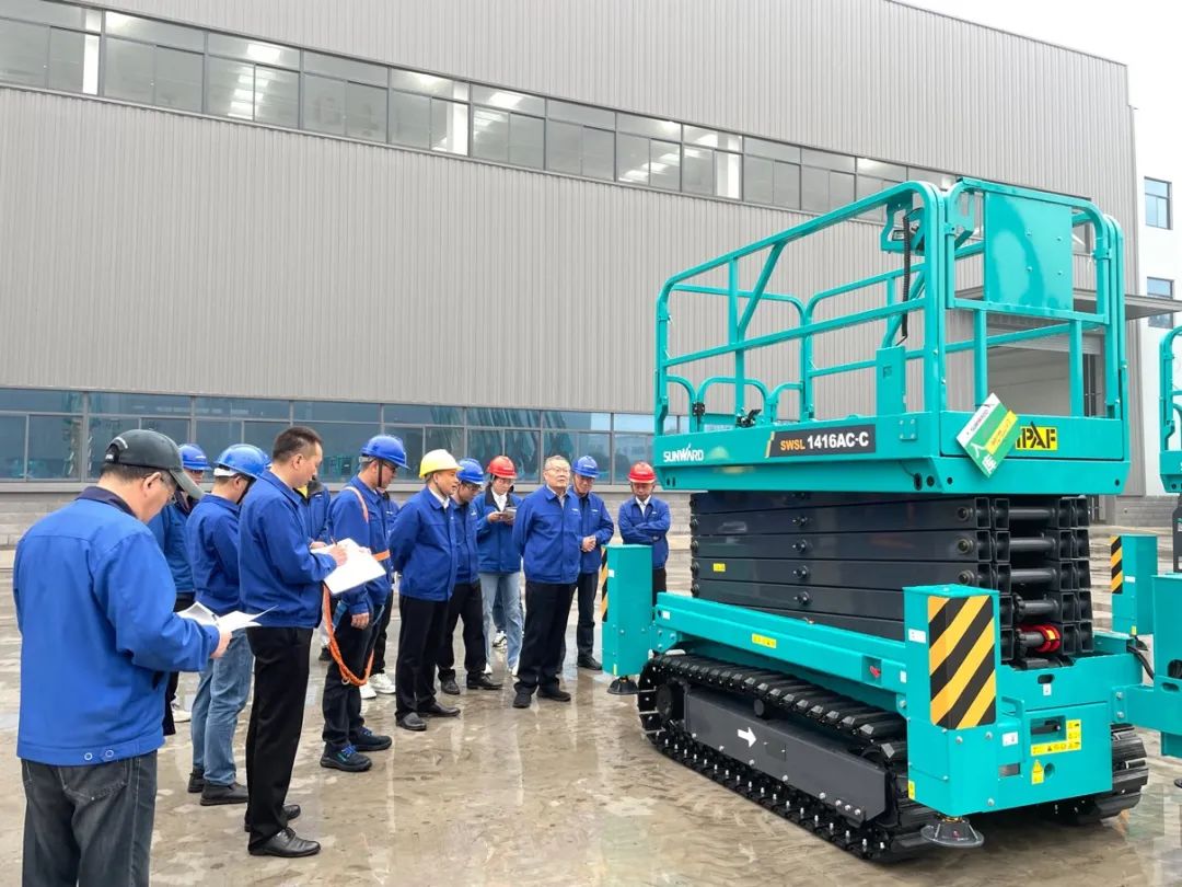 出厂即“出道”！开云官方注册-开云(中国)
智能首款履带剪叉式高空作业平台批量上市