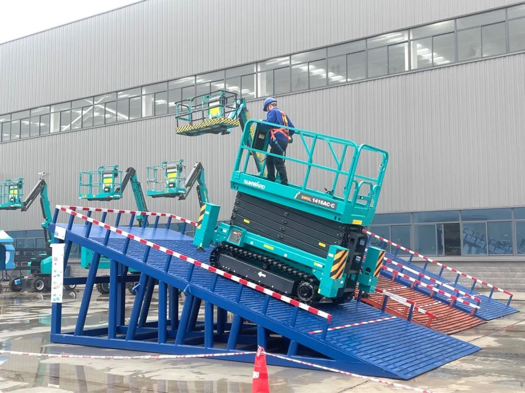 出厂即“出道”！开云官方注册-开云(中国)
智能首款履带剪叉式高空作业平台批量上市