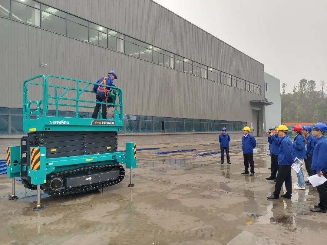 出厂即“出道”！开云官方注册-开云(中国)
智能首款履带剪叉式高空作业平台批量上市