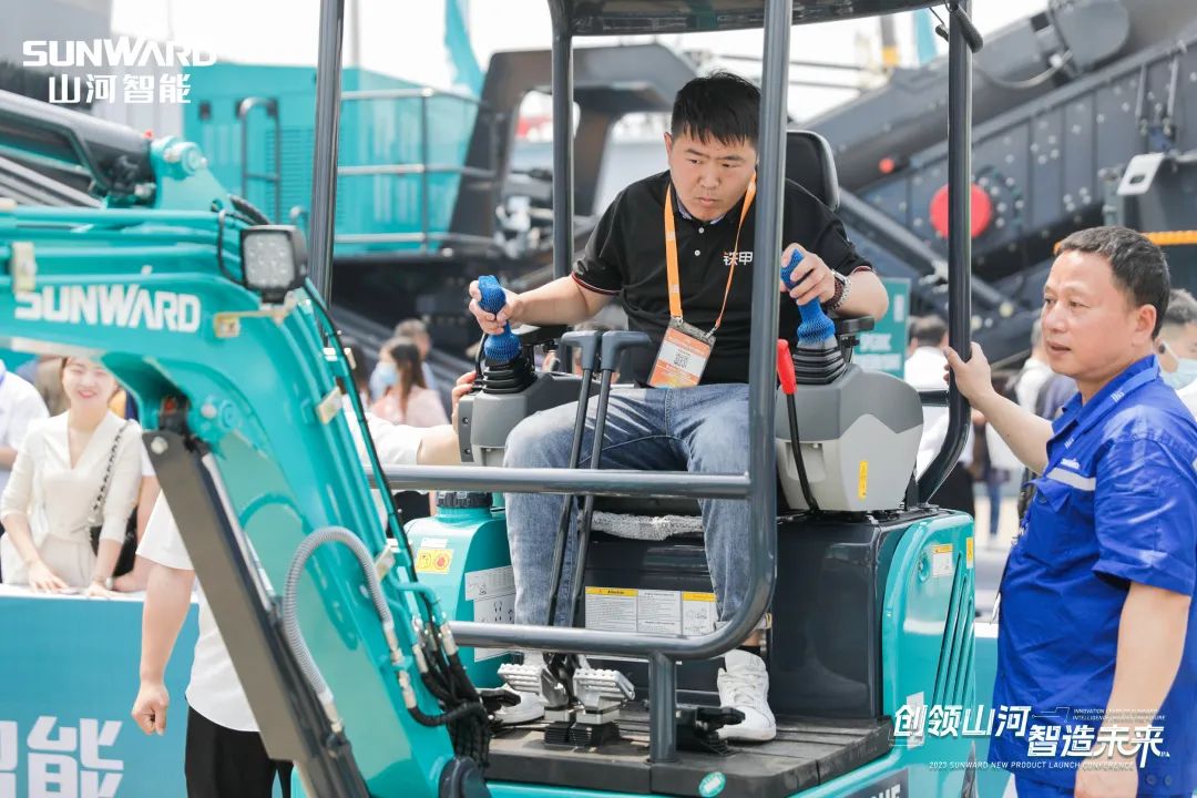 精品出击、互动不断！开云官方注册-开云(中国)
智能F系列挖掘机闪耀长沙展