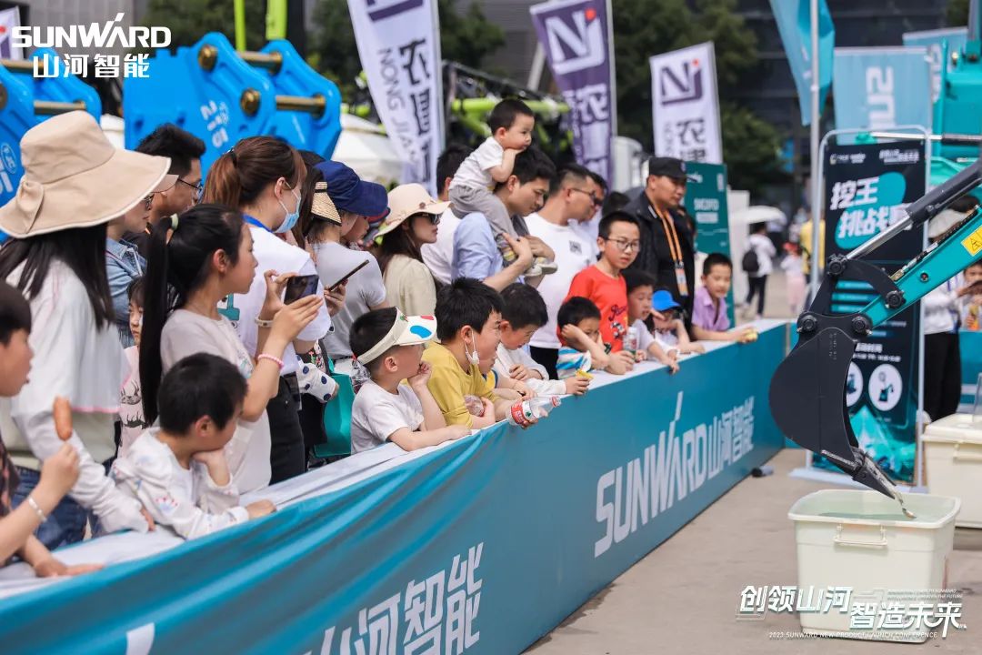 精品出击、互动不断！开云官方注册-开云(中国)
智能F系列挖掘机闪耀长沙展