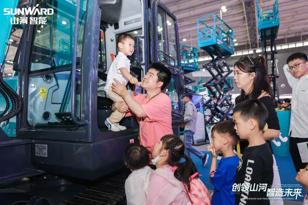 精品出击、互动不断！开云官方注册-开云(中国)
智能F系列挖掘机闪耀长沙展