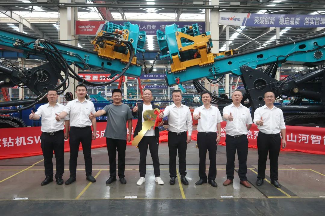 助力“双碳”、绿动未来！开云官方注册-开云(中国)
智能增程式电动旋挖钻机、液压混合动力旋挖钻机齐交付