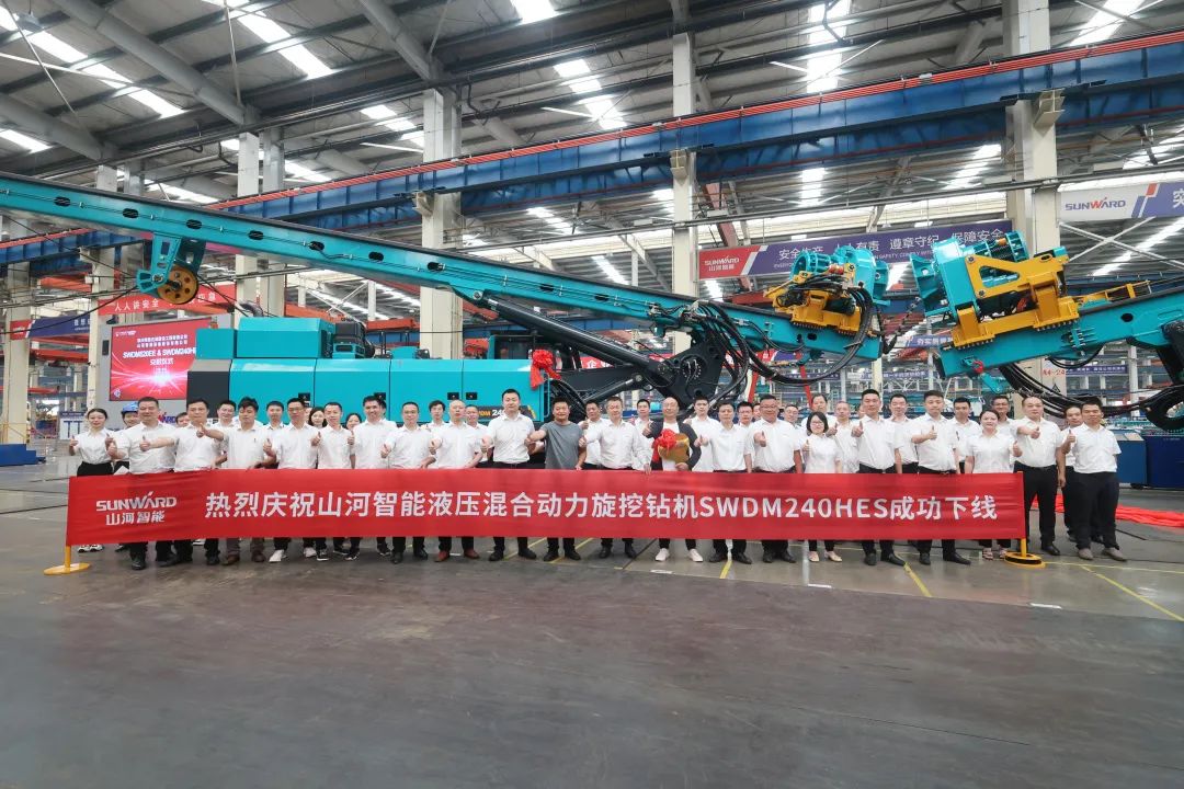 助力“双碳”、绿动未来！开云官方注册-开云(中国)
智能增程式电动旋挖钻机、液压混合动力旋挖钻机齐交付