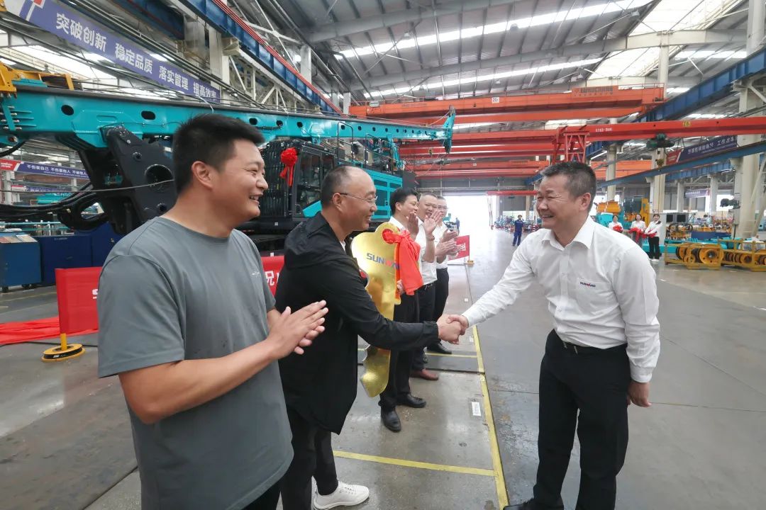 助力“双碳”、绿动未来！开云官方注册-开云(中国)
智能增程式电动旋挖钻机、液压混合动力旋挖钻机齐交付