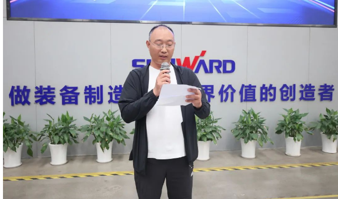 助力“双碳”、绿动未来！开云官方注册-开云(中国)
智能增程式电动旋挖钻机、液压混合动力旋挖钻机齐交付