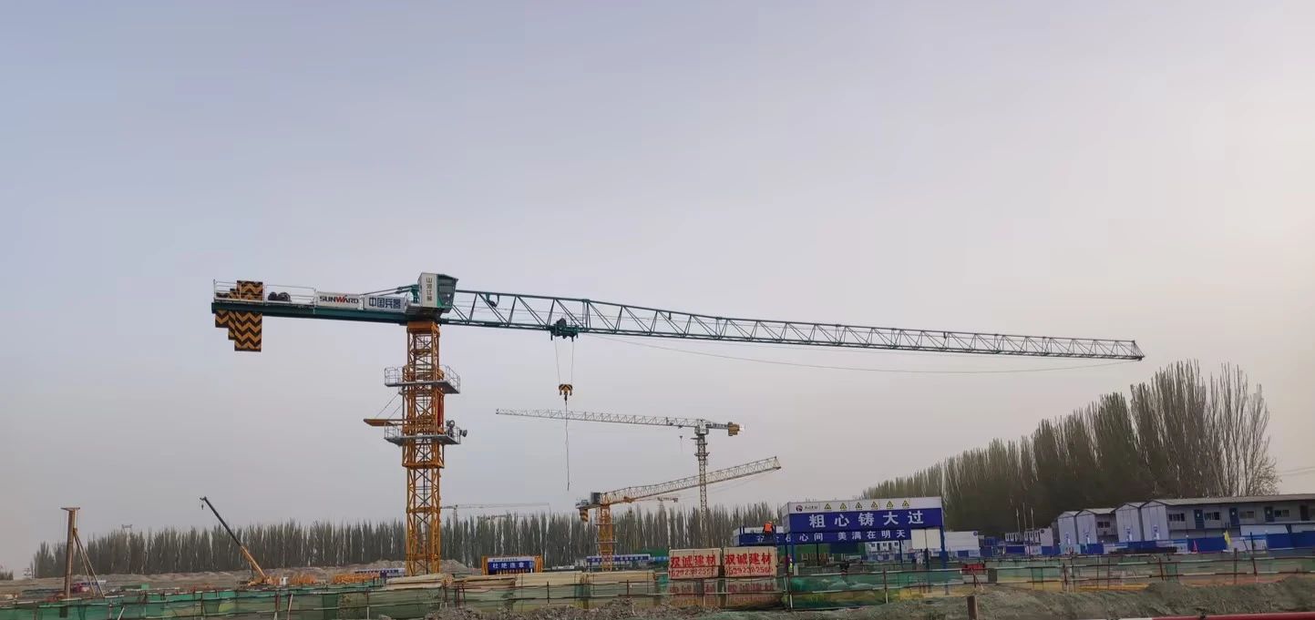 天山脚下的画师！开云官方注册-开云(中国)
江麓群塔援疆建设新景色