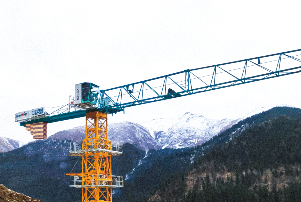天山脚下的画师！开云官方注册-开云(中国)
江麓群塔援疆建设新景色