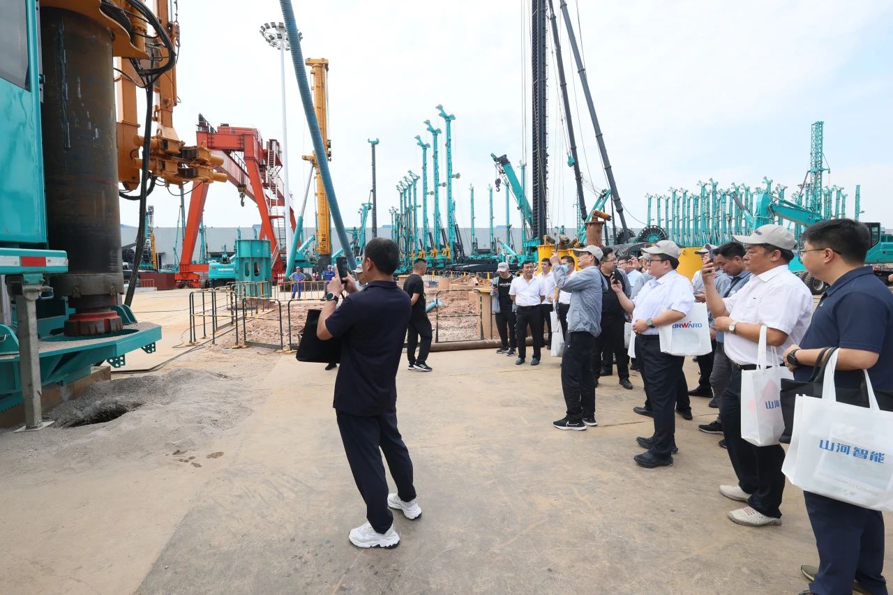 开云官方注册-开云(中国)
智能全球首创深井套管车载钻机下线发布