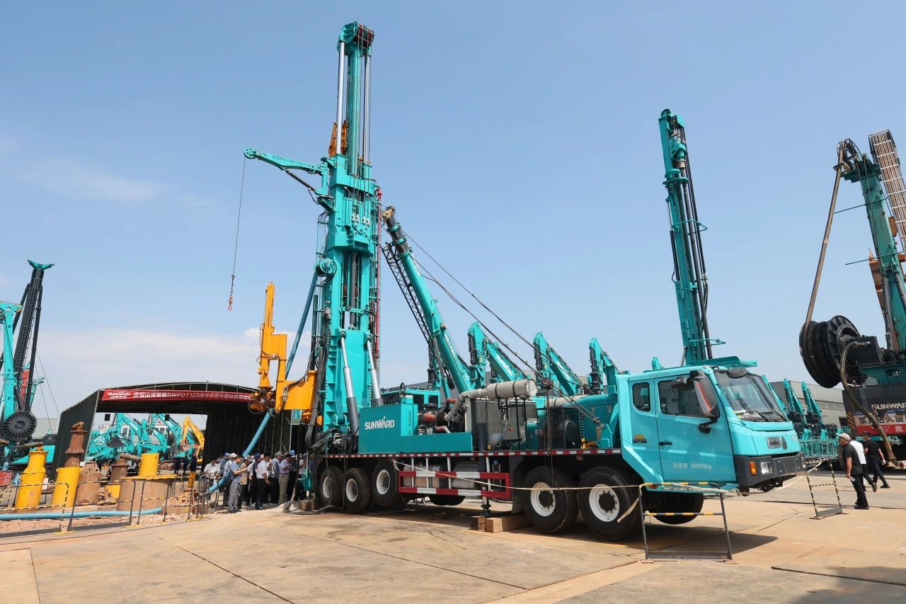 开云官方注册-开云(中国)
智能全球首创深井套管车载钻机下线发布