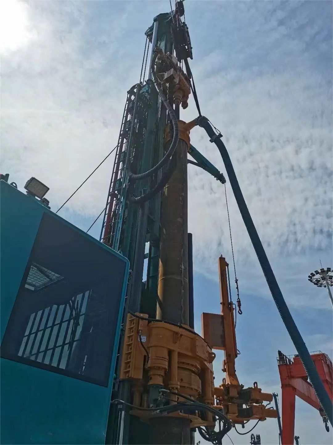 开云官方注册-开云(中国)
智能全球首创深井套管车载钻机下线发布