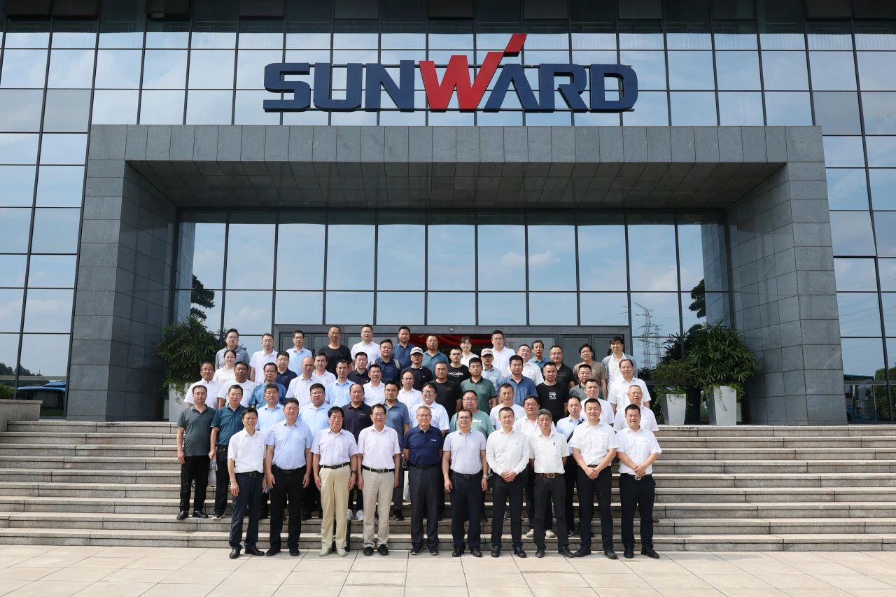 开云官方注册-开云(中国)
智能全球首创深井套管车载钻机下线发布