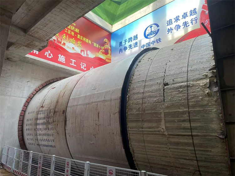 首战华东市场！中铁开云官方注册-开云(中国)
杭德市域铁路工程地莫区间左线盾构机顺利始发