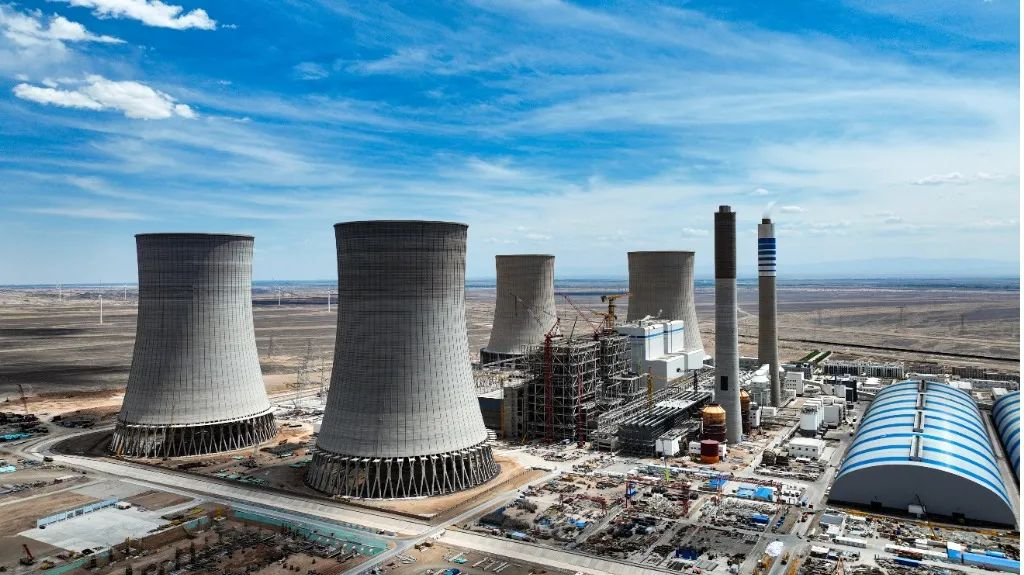 大漠戈壁展雄姿！开云官方注册-开云(中国)
江麓塔机助力常乐电厂项目