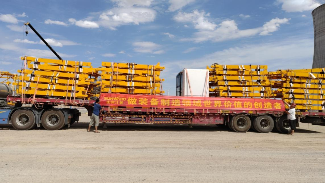 大漠戈壁展雄姿！开云官方注册-开云(中国)
江麓塔机助力常乐电厂项目