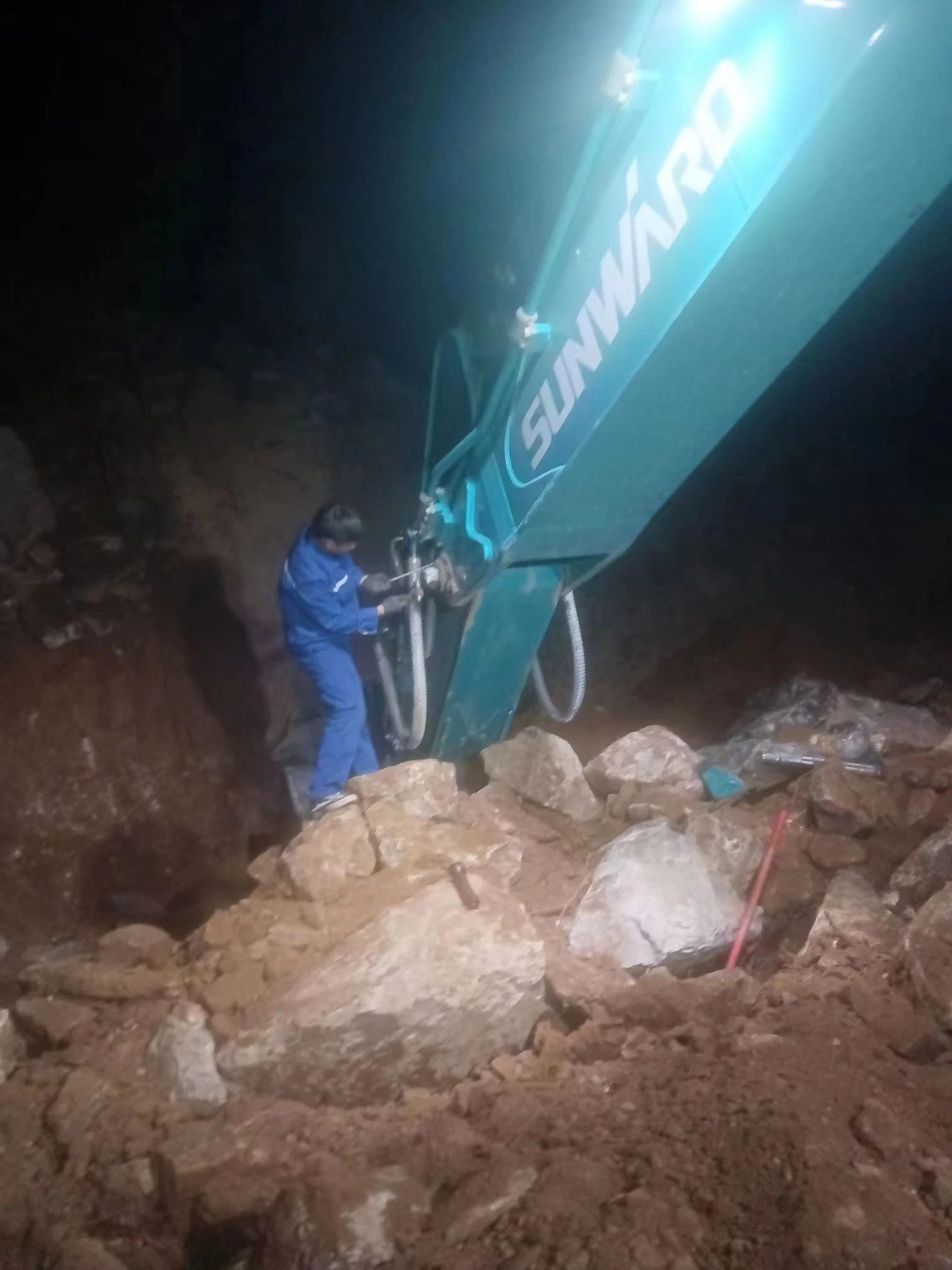 一线“热”闻 | 专业售后，用心服务！开云官方注册-开云(中国)
智能挖掘机服务万里行一直在路上