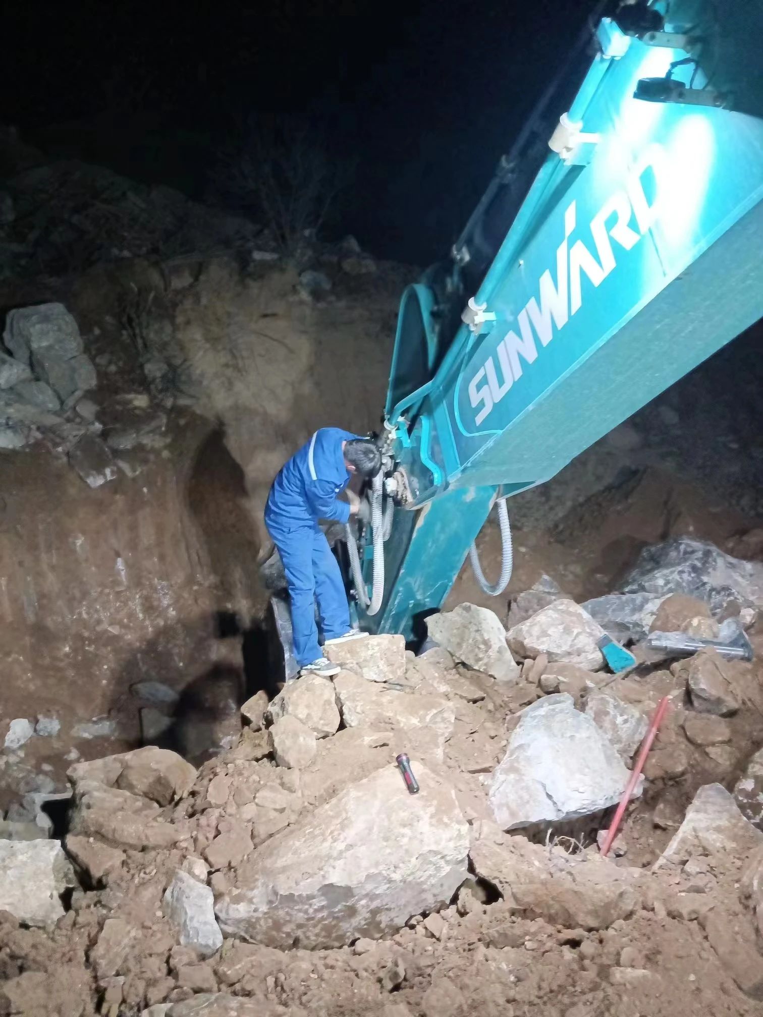 一线“热”闻 | 专业售后，用心服务！开云官方注册-开云(中国)
智能挖掘机服务万里行一直在路上