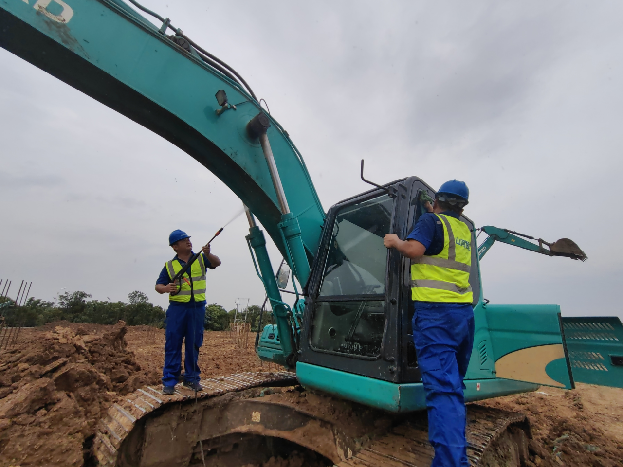 一线“热”闻 | 专业售后，用心服务！开云官方注册-开云(中国)
智能挖掘机服务万里行一直在路上