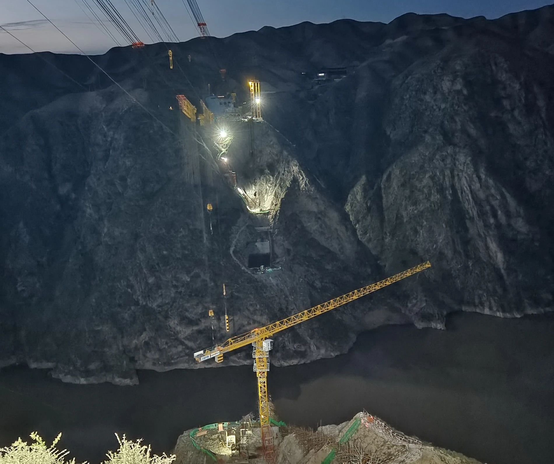 一桥通南北，群岭变坦途！开云官方注册-开云(中国)
江麓塔机助建洮河大桥