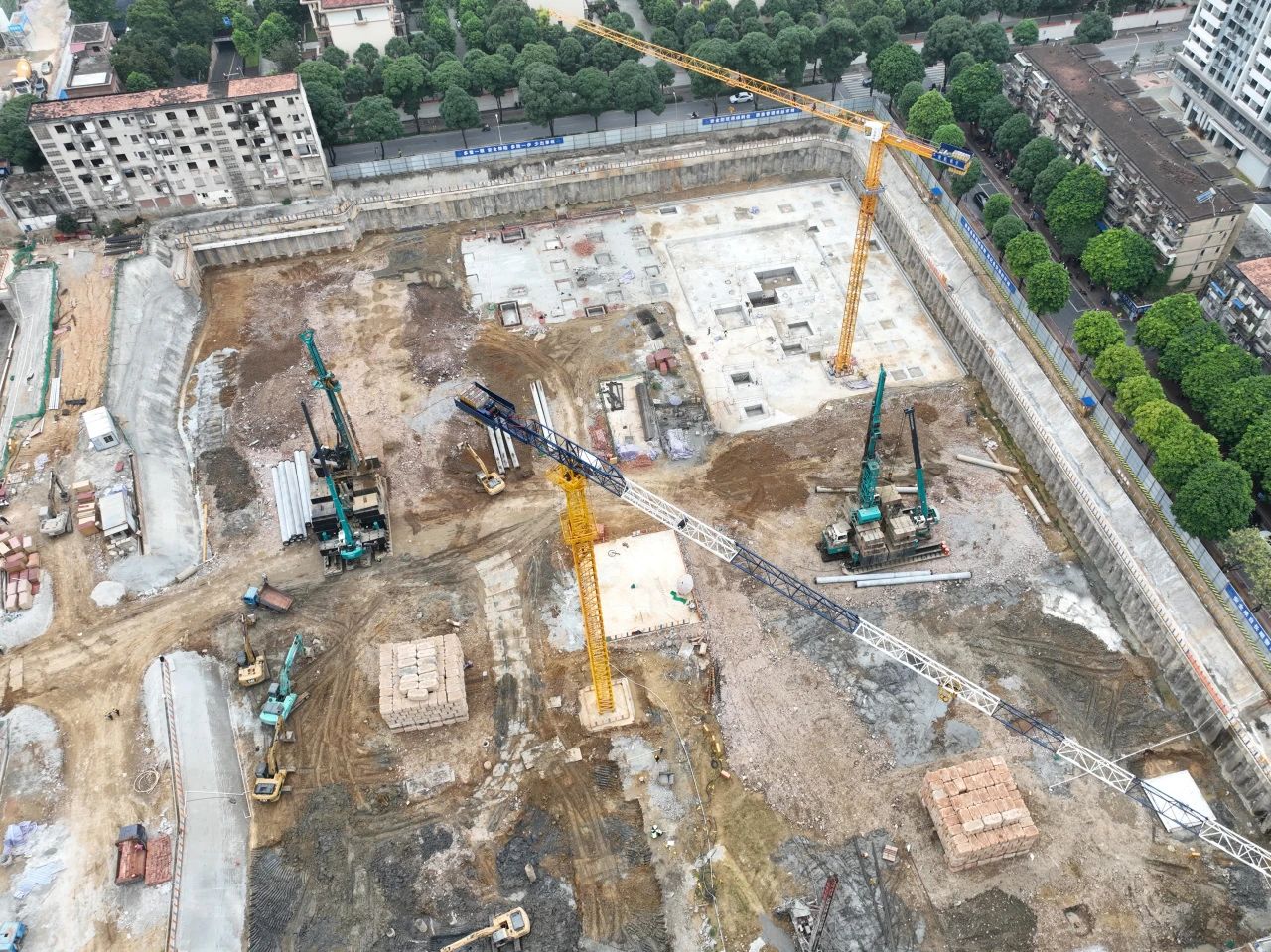 “绿巨人”显神威！开云官方注册-开云(中国)
智能引孔式静力压桩机助建“绿城”南宁民生项目