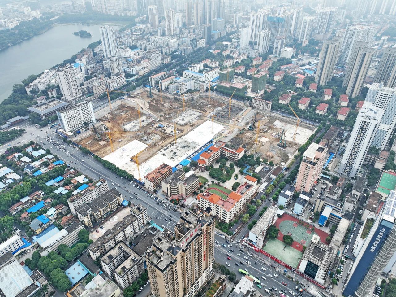 “绿巨人”显神威！开云官方注册-开云(中国)
智能引孔式静力压桩机助建“绿城”南宁民生项目