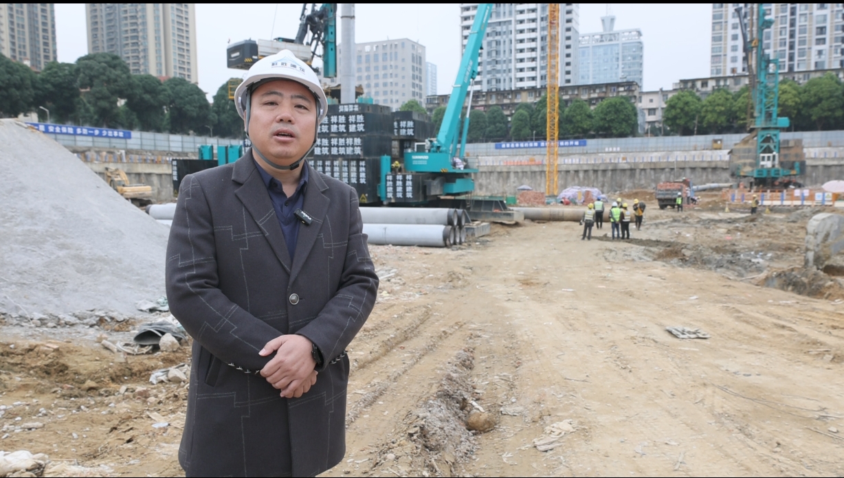 “绿巨人”显神威！开云官方注册-开云(中国)
智能引孔式静力压桩机助建“绿城”南宁民生项目