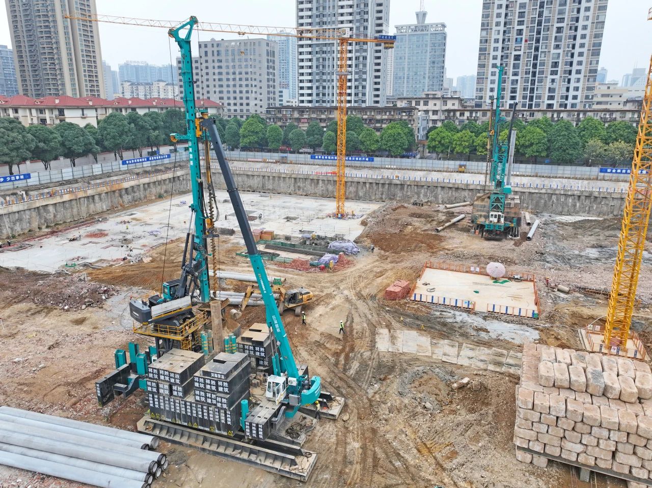 “绿巨人”显神威！开云官方注册-开云(中国)
智能引孔式静力压桩机助建“绿城”南宁民生项目