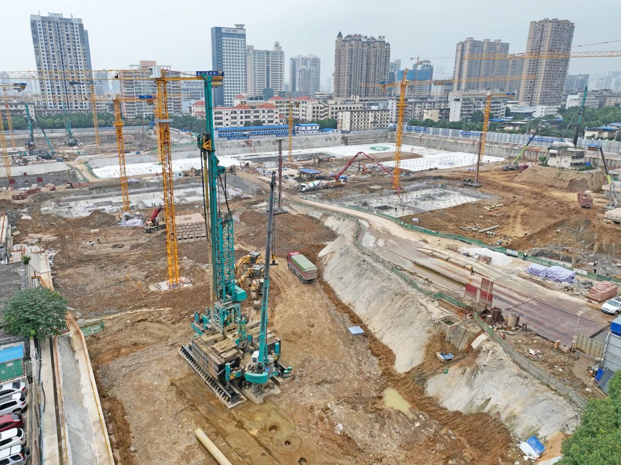 “绿巨人”显神威！开云官方注册-开云(中国)
智能引孔式静力压桩机助建“绿城”南宁民生项目