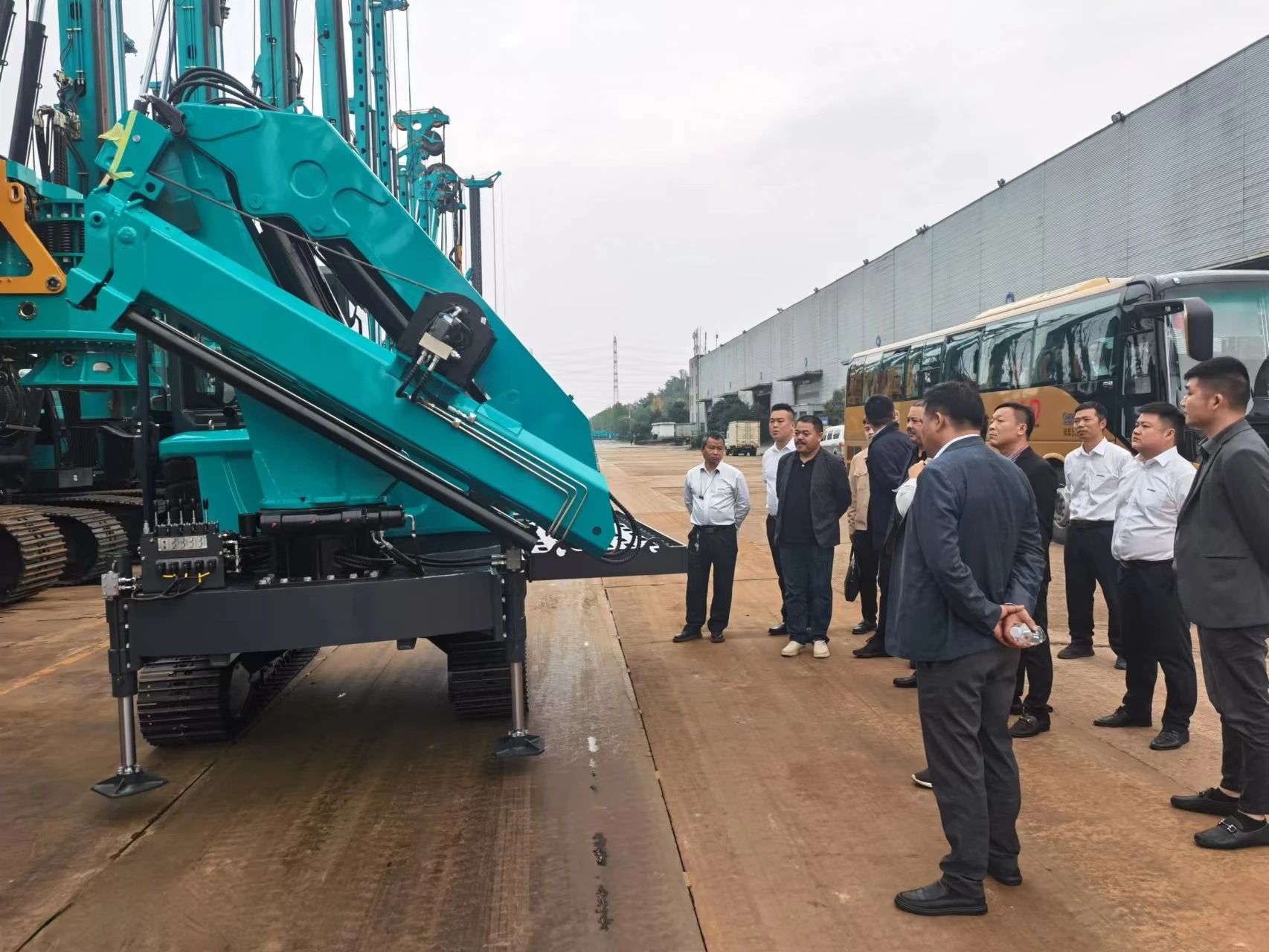 行业寒冬现暖阳！现场签购20台旋挖钻机，开云官方注册-开云(中国)
智能携手湖南骏牛助力国家电网项目建设