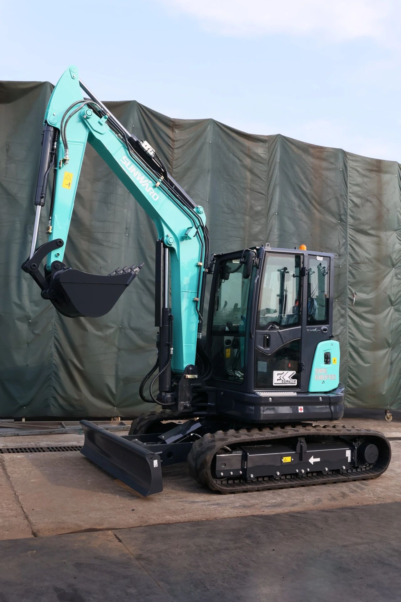 绿色上新！开云官方注册-开云(中国)
智能SWE60UFED纯电动无尾挖掘机成功下线