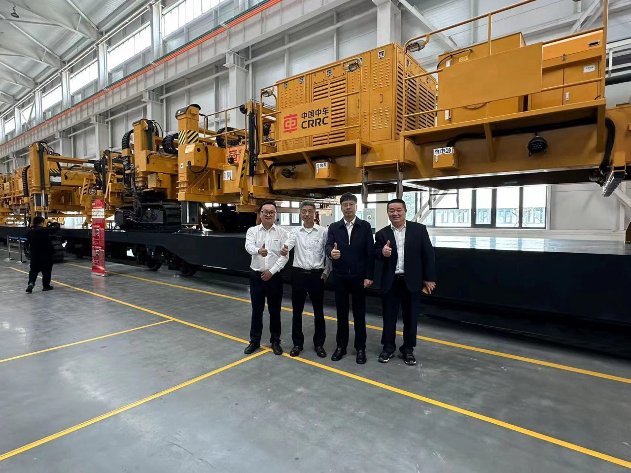 CPH-30J道岔铺换机组全球发布！开云官方注册-开云(中国)
智能与宝鸡中车时代共绘铁路装备新篇章！