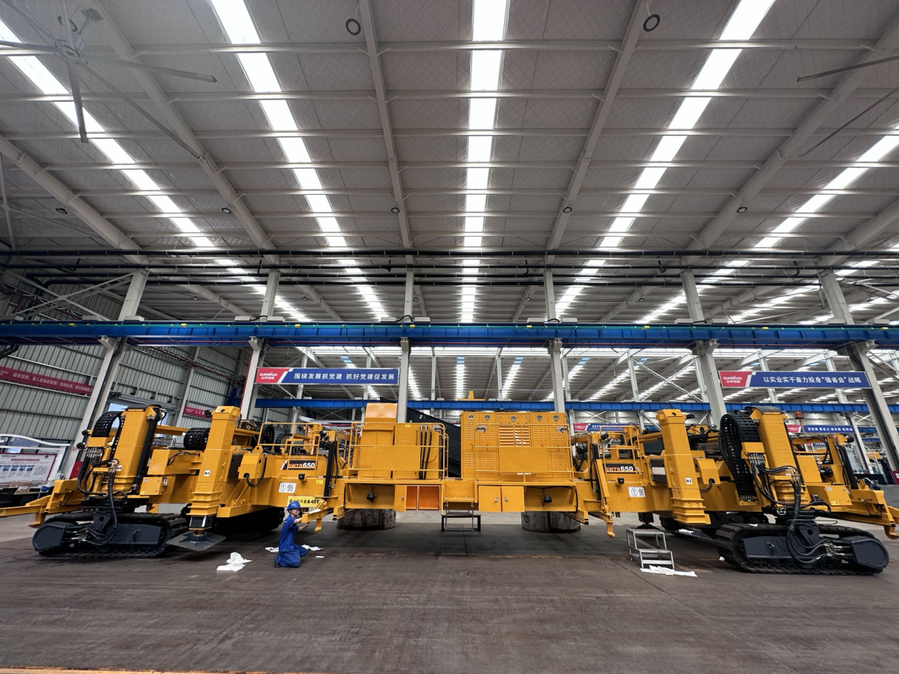 CPH-30J道岔铺换机组全球发布！开云官方注册-开云(中国)
智能与宝鸡中车时代共绘铁路装备新篇章！