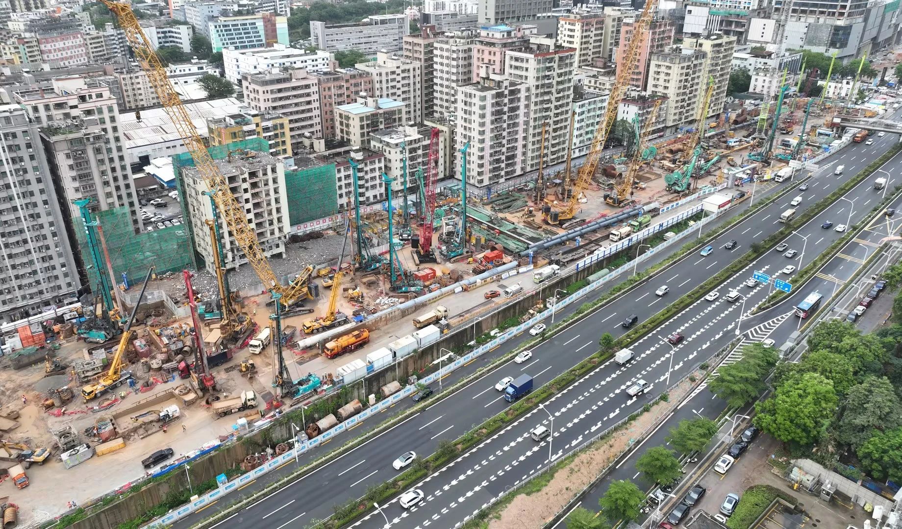 性能突出，超强助力！开云官方注册-开云(中国)
智能旋挖钻机助力深圳地铁五和站施工