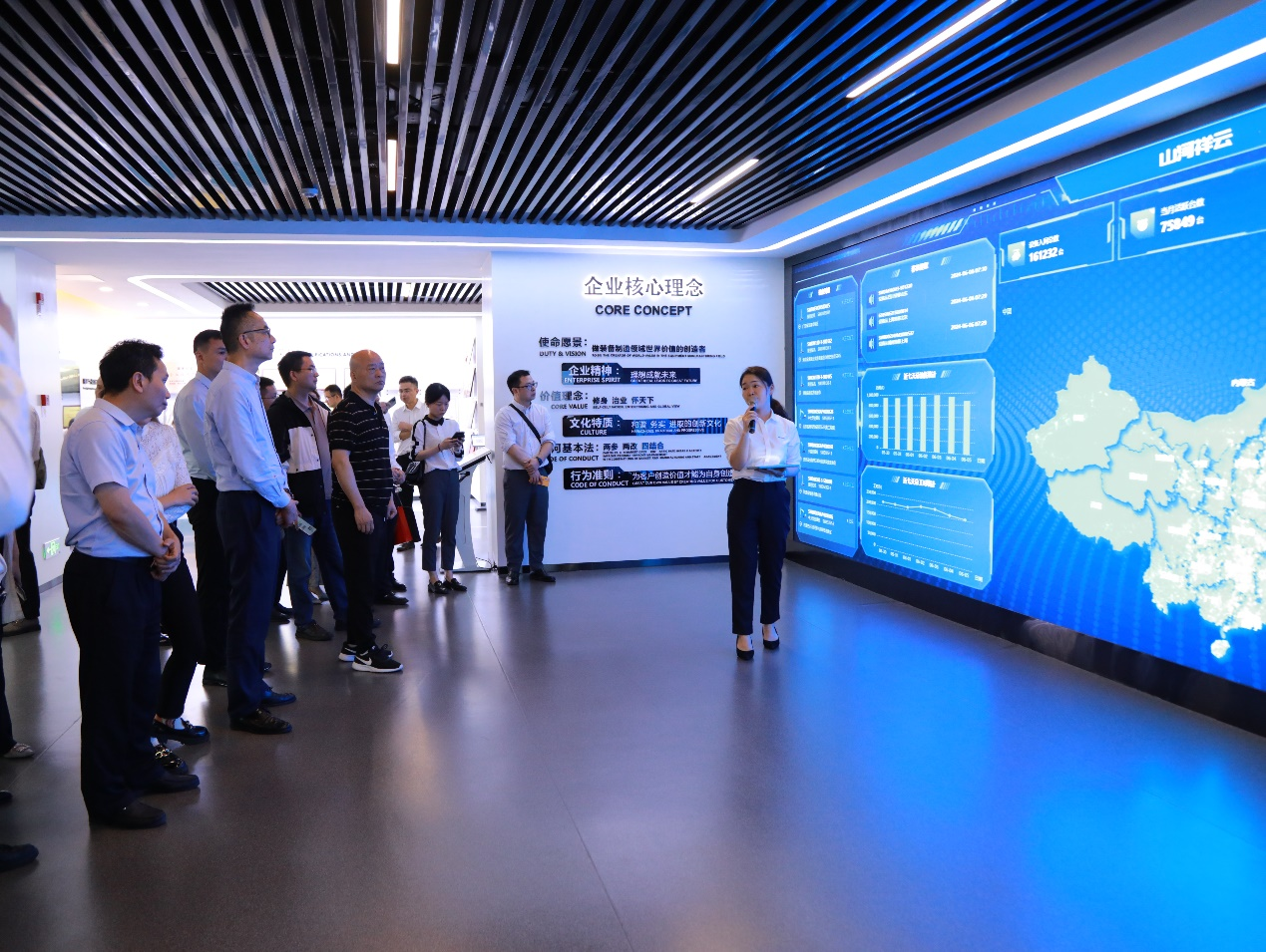 湘潭市工信局带队莅临开云官方注册-开云(中国)
智能开展智能制造现场观摩交流活动