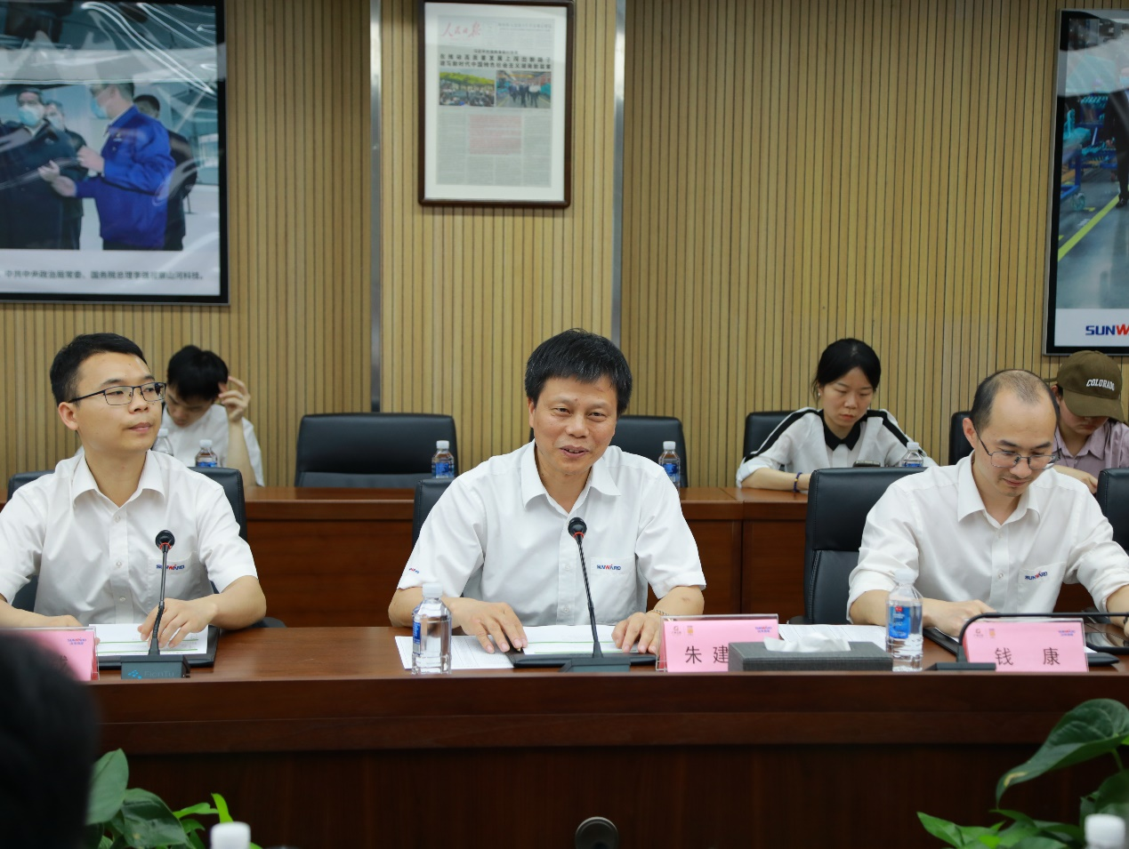 湘潭市工信局带队莅临开云官方注册-开云(中国)
智能开展智能制造现场观摩交流活动