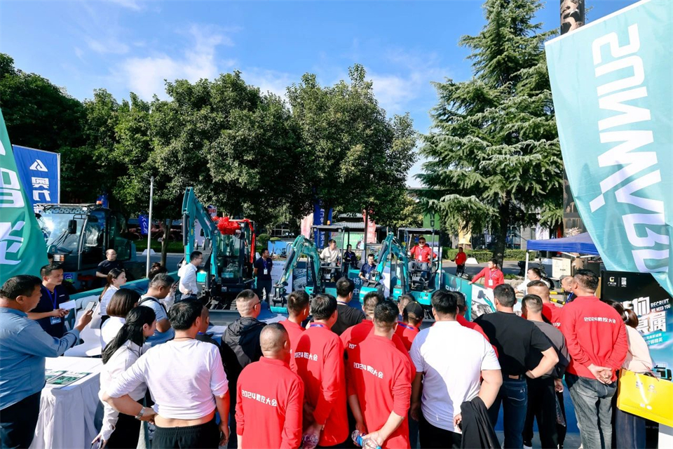 展现“掘”对实力！开云官方注册-开云(中国)
智能亮相2024微挖大会暨小型设备大会
