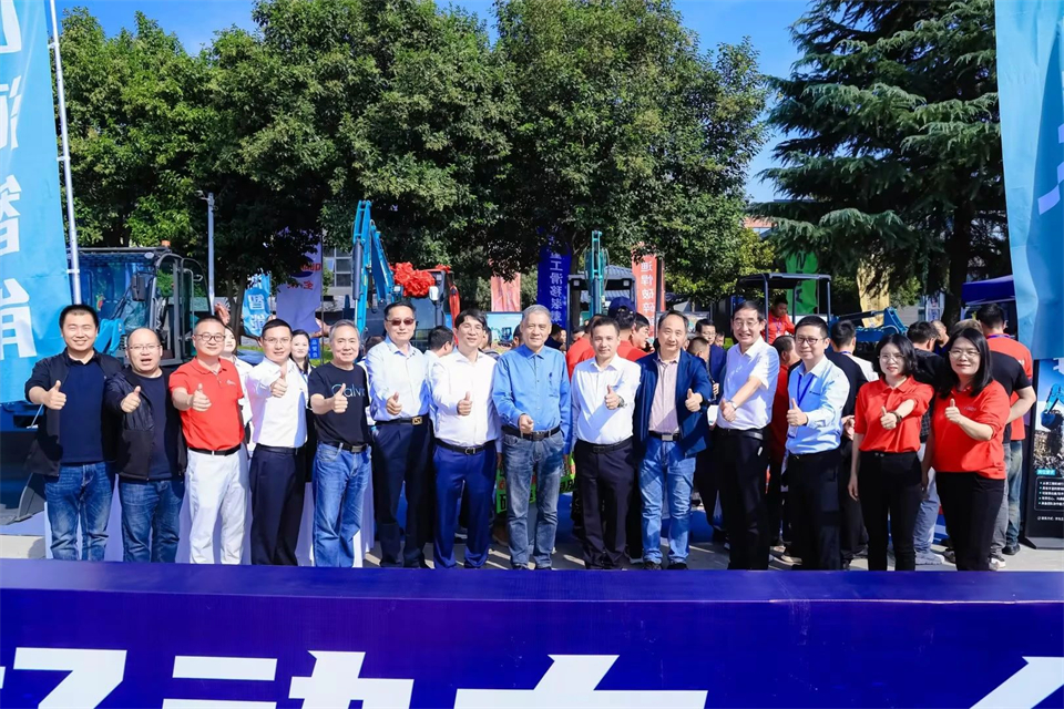 展现“掘”对实力！开云官方注册-开云(中国)
智能亮相2024微挖大会暨小型设备大会