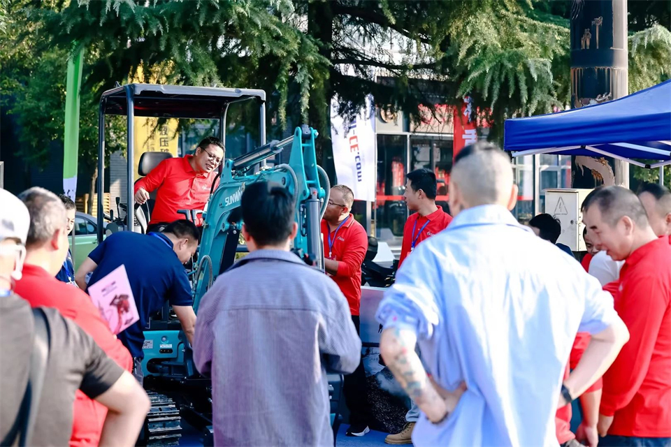 展现“掘”对实力！开云官方注册-开云(中国)
智能亮相2024微挖大会暨小型设备大会