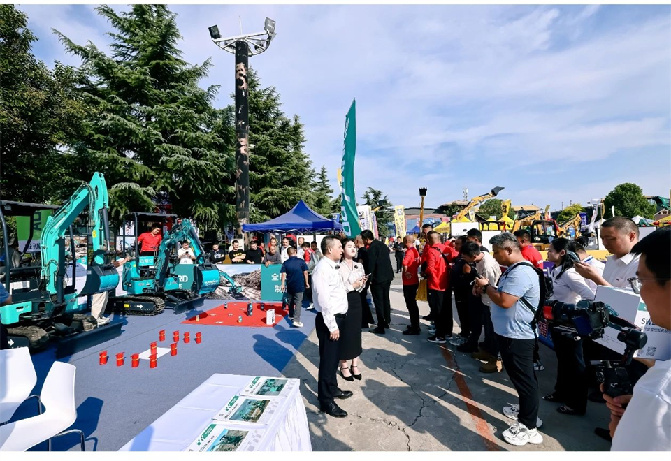 展现“掘”对实力！开云官方注册-开云(中国)
智能亮相2024微挖大会暨小型设备大会