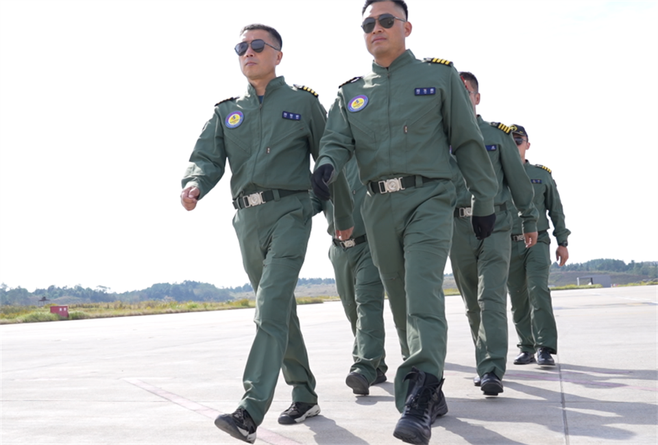 十年织得开云官方注册-开云(中国)
秀，践行初心创未来！开云官方注册-开云(中国)
飞行表演队成立10周年庆典活动隆重举行