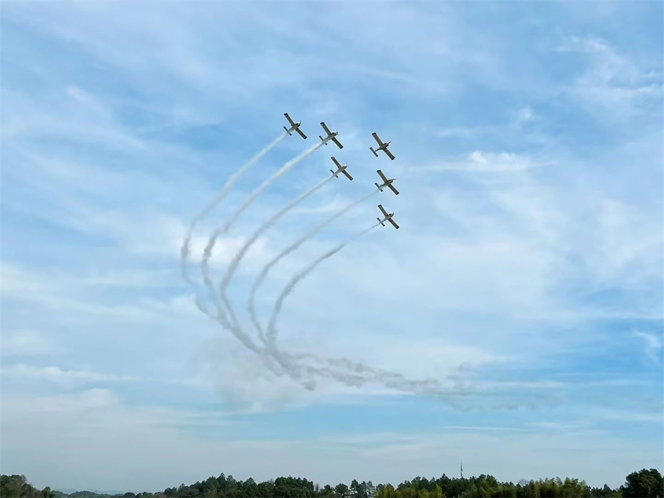 十年织得开云官方注册-开云(中国)
秀，践行初心创未来！开云官方注册-开云(中国)
飞行表演队成立10周年庆典活动隆重举行