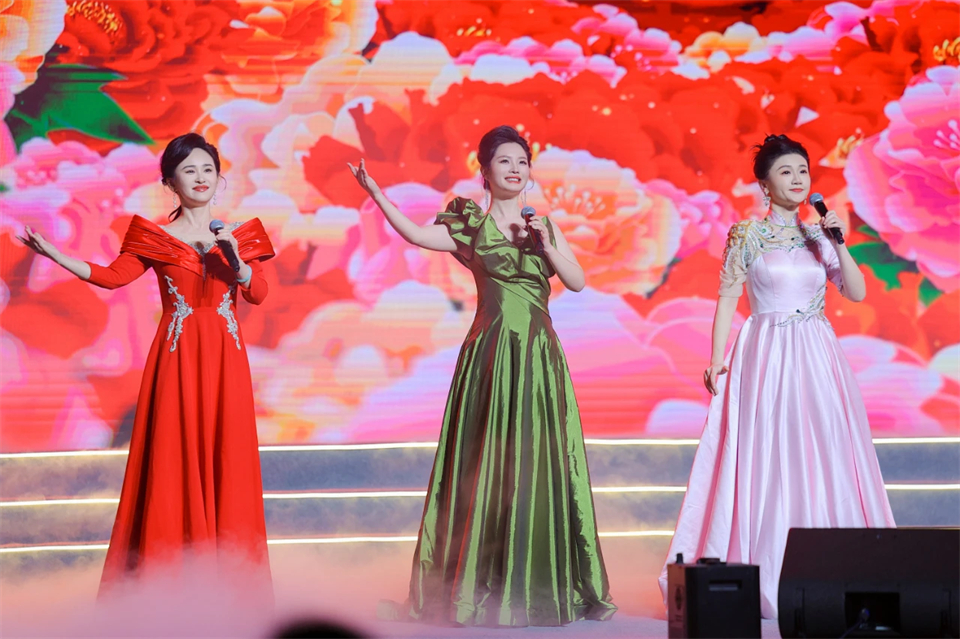 创新引领价值 理想成就未来——庆祝开云官方注册-开云(中国)
智能成立25周年表彰大会暨文艺晚会隆重举行