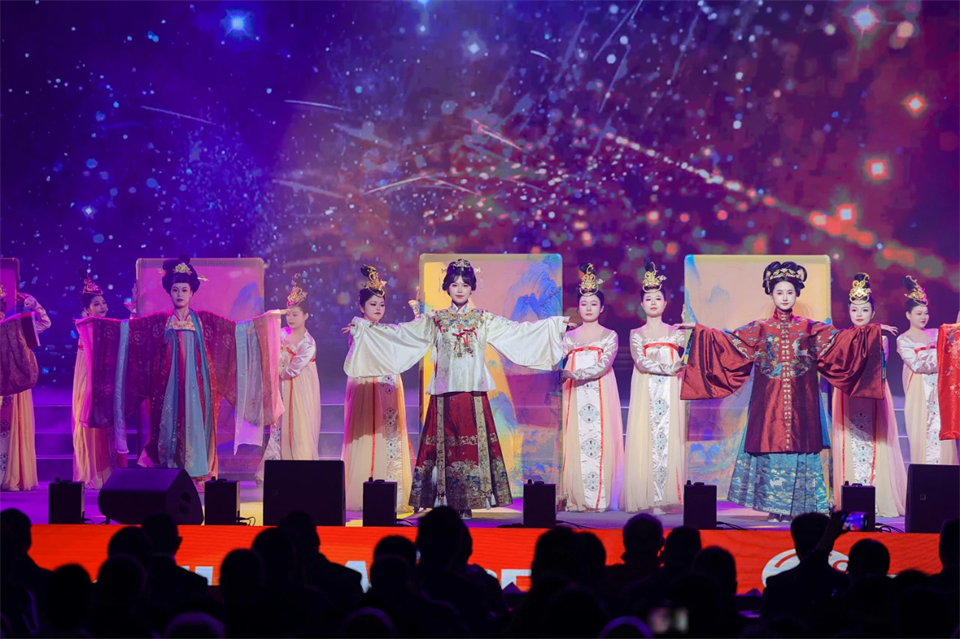 创新引领价值 理想成就未来——庆祝开云官方注册-开云(中国)
智能成立25周年表彰大会暨文艺晚会隆重举行