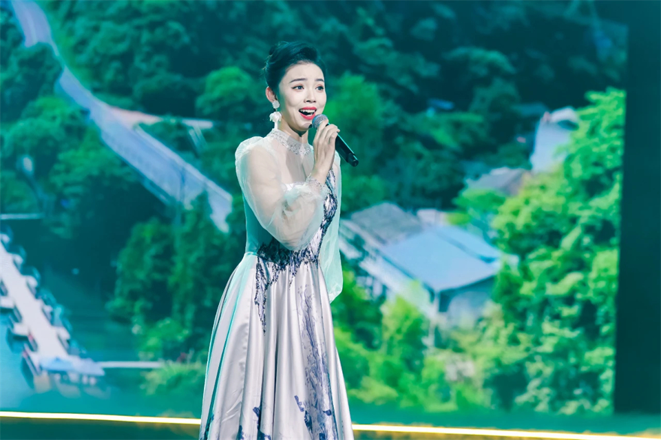 创新引领价值 理想成就未来——庆祝开云官方注册-开云(中国)
智能成立25周年表彰大会暨文艺晚会隆重举行