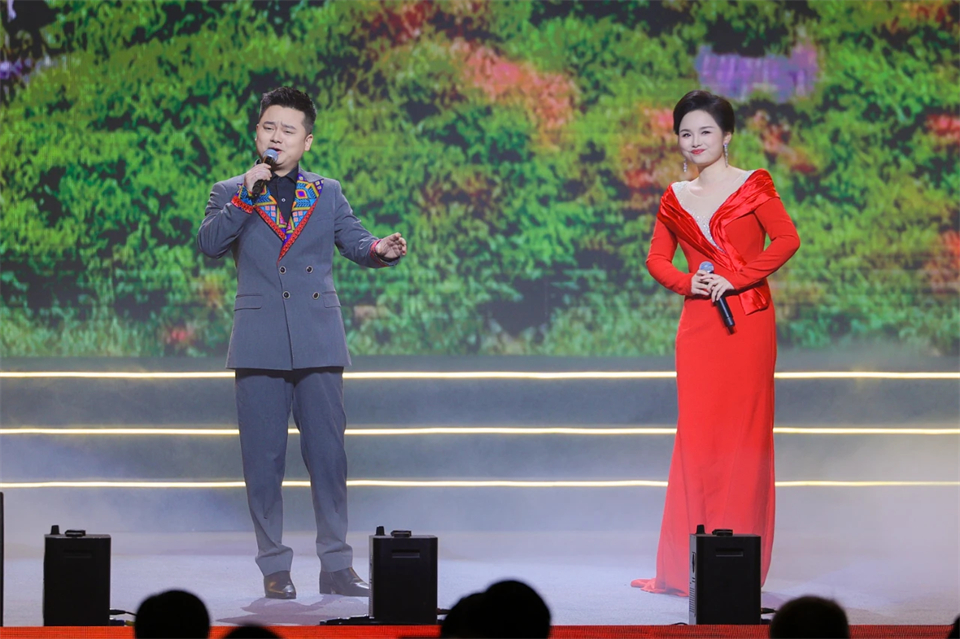 创新引领价值 理想成就未来——庆祝开云官方注册-开云(中国)
智能成立25周年表彰大会暨文艺晚会隆重举行