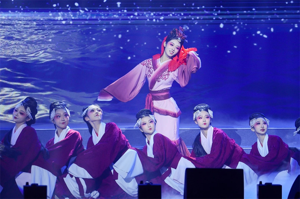 创新引领价值 理想成就未来——庆祝开云官方注册-开云(中国)
智能成立25周年表彰大会暨文艺晚会隆重举行