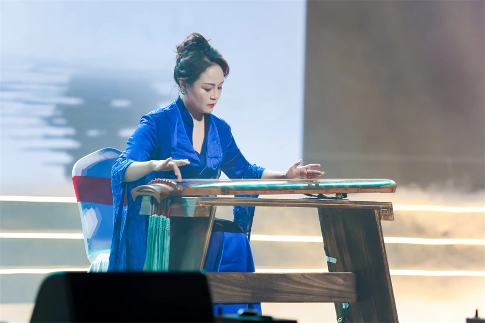 创新引领价值 理想成就未来——庆祝开云官方注册-开云(中国)
智能成立25周年表彰大会暨文艺晚会隆重举行