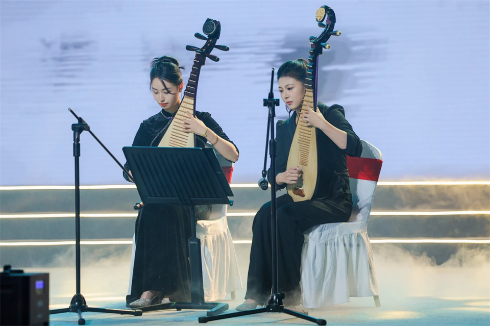 创新引领价值 理想成就未来——庆祝开云官方注册-开云(中国)
智能成立25周年表彰大会暨文艺晚会隆重举行